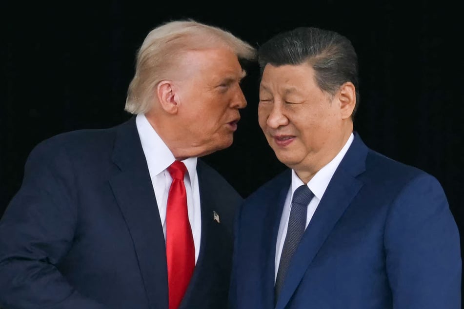 President Donald Trump (r.) has formally lowered fentanyl-related tariffs on Chinese products – a key part of his deal with Chinese leader Xi Jinping.
