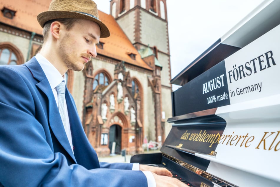Mit etwas Glück besucht Ihr die Stadt während am Rathaus ein Pianist am KlaBier spielt.