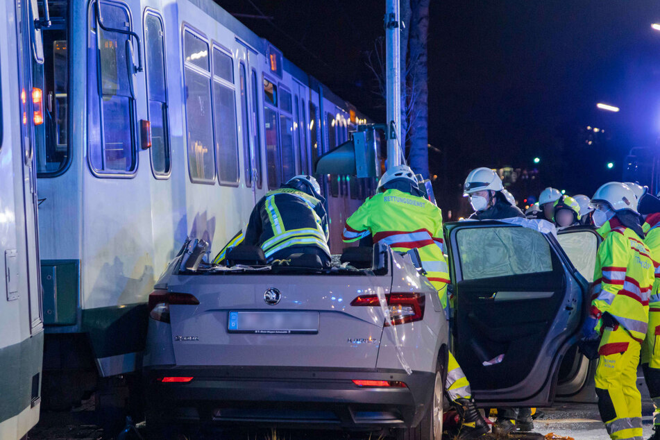 Straßenbahn prallt in Skoda: Drei Menschen nach Unfall verletzt