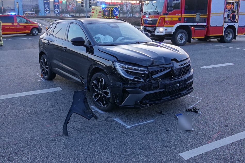 Der Renault-Fahrer wurde leicht verletzt.