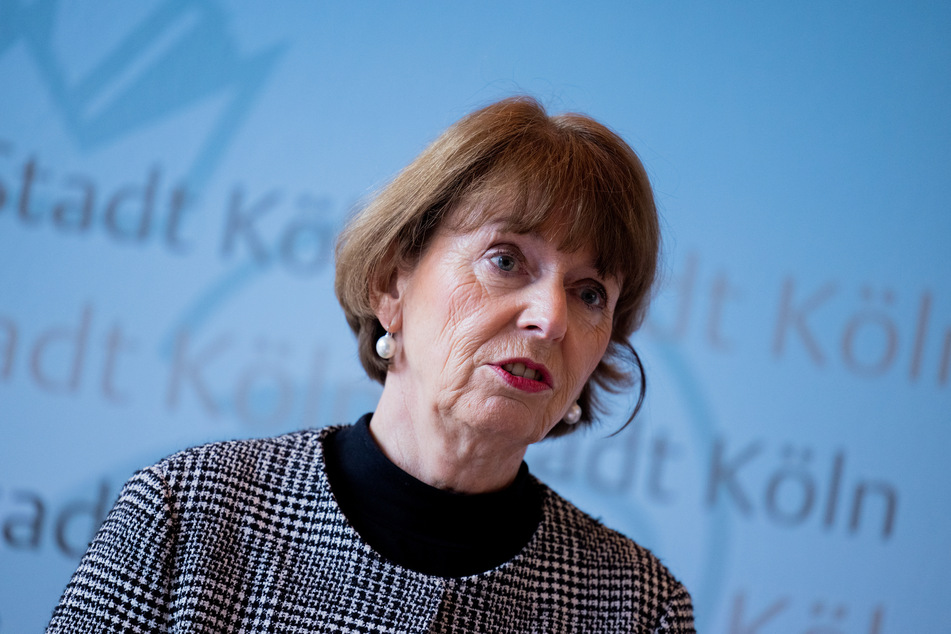 Kölns Oberbürgermeisterin Henriette Reker (65, parteilos) setzte die Sitzung nach der Klebe-Aktion fort.