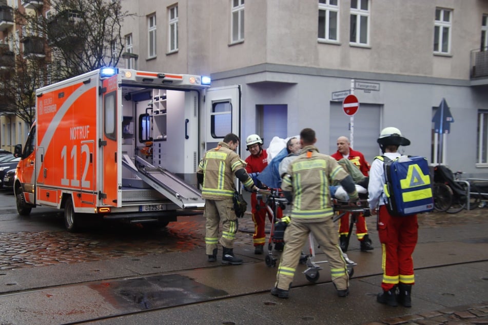 Berlin: Wohnungsbrand in Lichtenberg: Zwei Menschen in Klinik gebracht
