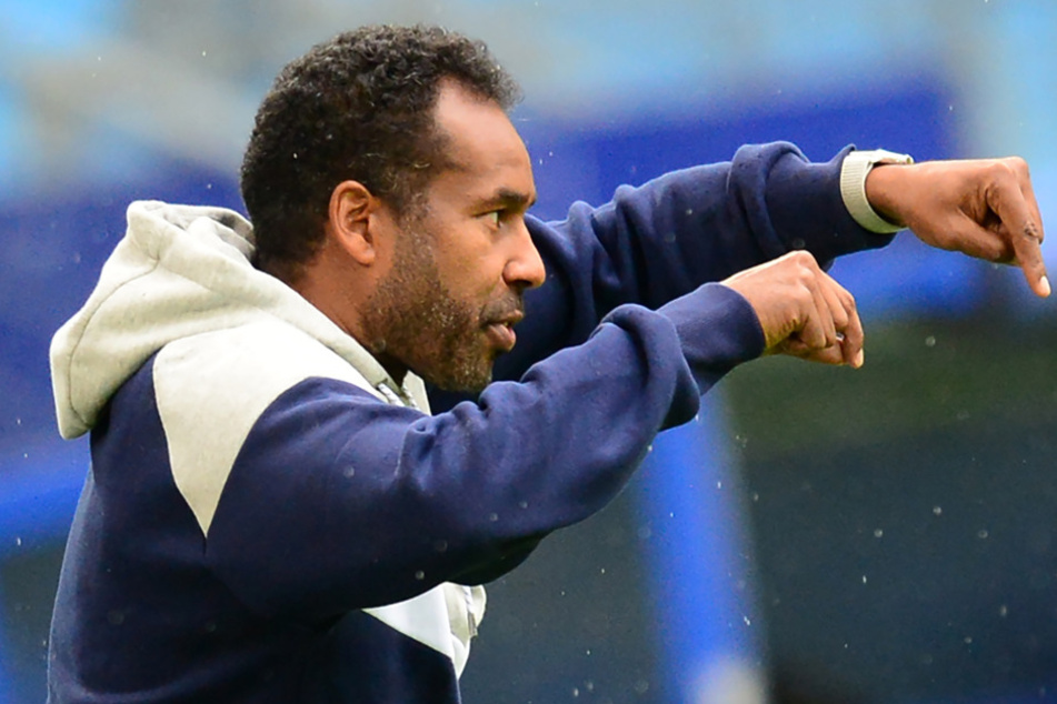 Hamburgs Trainer Daniel Thioune (46) gestikuliert und gibt Anweisungen.