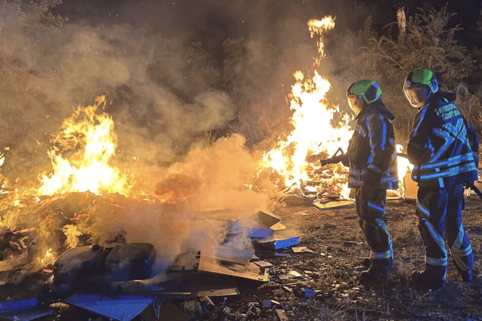 Leipzig: "Brennt lichterloh": Fünf Feuerwehren rücken zu Sendergelände aus