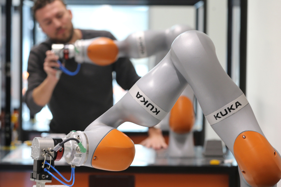 Der Roboterhersteller Kuka rechnet mit deutlichen Einbußen. (Archiv)
