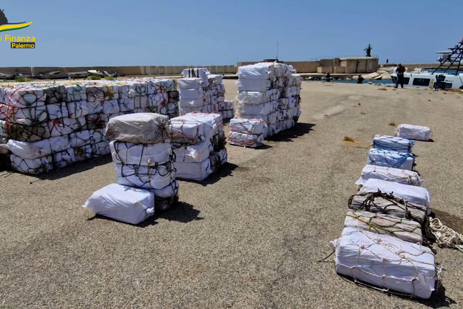 Insgesamt fand die Polizei vor Sizilien rund 5,3 Tonnen Kokain.