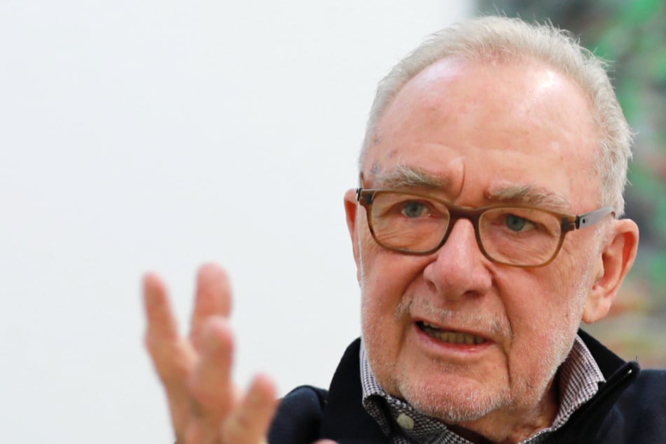 Köln: Giga-Geschenk zum Fest: Star-Künstler spendet seine Gemälde an Obdachlose