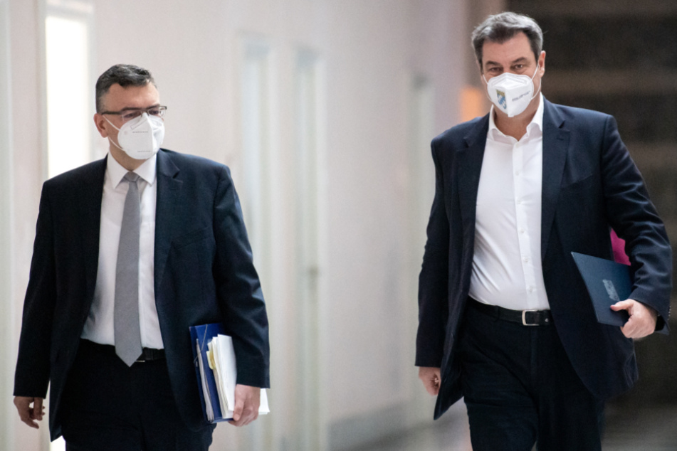 Florian Herrmann (CSU, l), Leiter der Staatskanzlei in Bayern, und Markus Söder (CSU), Parteivorsitzender und Ministerpräsident von Bayern.