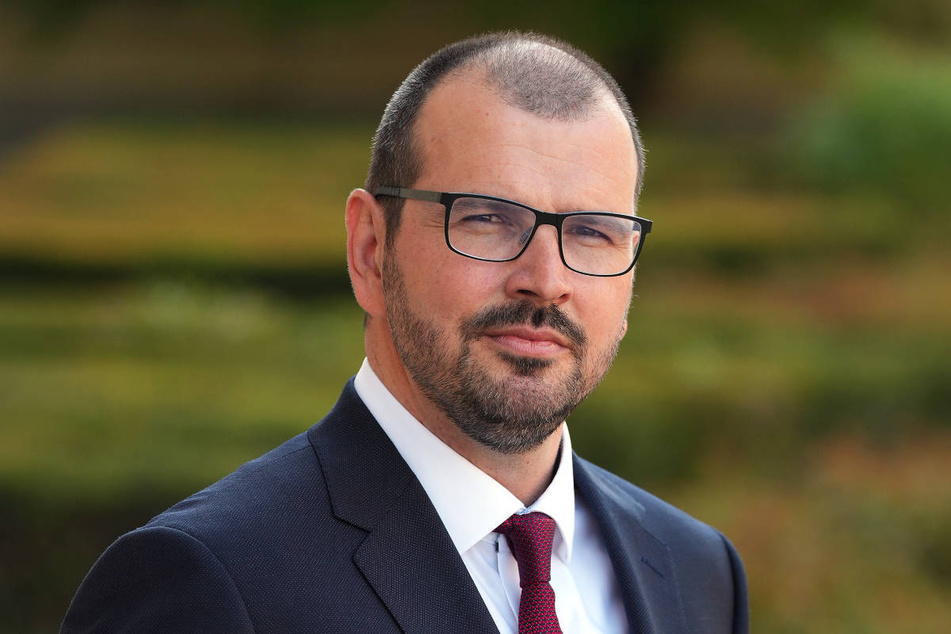 Steffen Freiberg (41, SPD) hat das Amt des Brandenburger Bildungsministers von seiner Vorgängerin Britta Ernst übernommen.