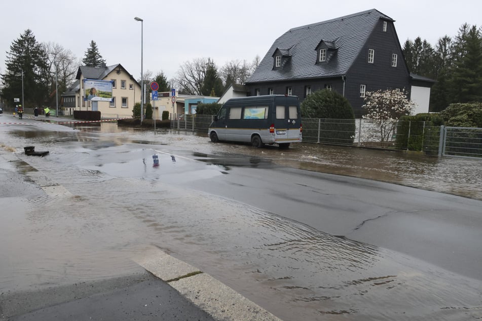 Das Wasser flutete beide Fahrbahnen und lief in die angrenzenden Grundstücke.