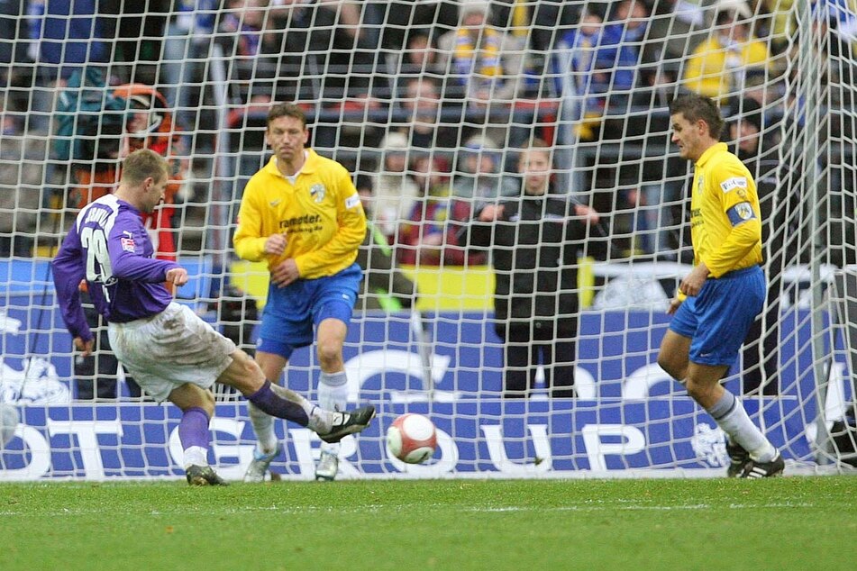 Fast auf den Tag genau 14 Jahre her: am 12. November traf Andrzej Juskowiak (l.) zum 3:1 gegen Carl Zeiss Jena - es war eins seiner 33 Zweitliga-Tore für den FCE. Foto: Picture Point/Sven Sonntag