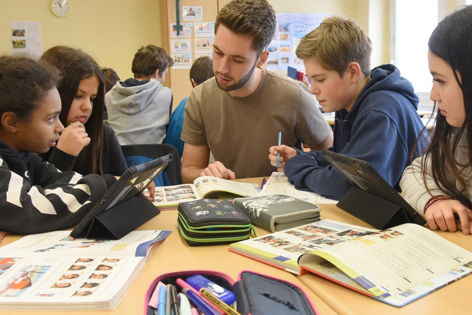 Schüler beim Gruppen-Unterricht mit einem Lehramtsstudenten in Leipzig. Projekte, die Studenten frühzeitig in der Praxis fordern, sind enorm wichtig, denn sie bereiten die Absolventen auf den Alltag in den Schulen vor.