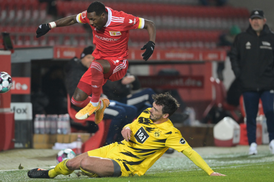 Unions Sheraldo Becker (l.) im Zweikampf mit Mats Hummels.