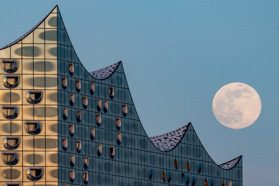 Auch an der Elbphilharmonie on Hamburg erfreut man sich an dem Spektakel.