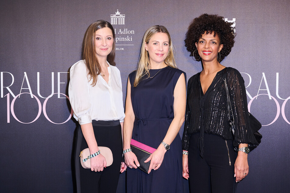Alexandra Maria Lara (44, l.), Ulrike Kleppi und Dennensch Zoude (56, r.) waren beim Geschlechter-Gipfel im Hotel Adlon.