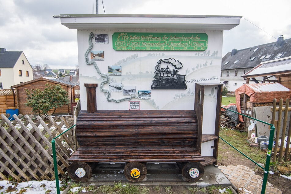 Der Anwohner des ehemaligen Streckenverlaufs werkelte eine "Lok-Bank" in seinen Garten.