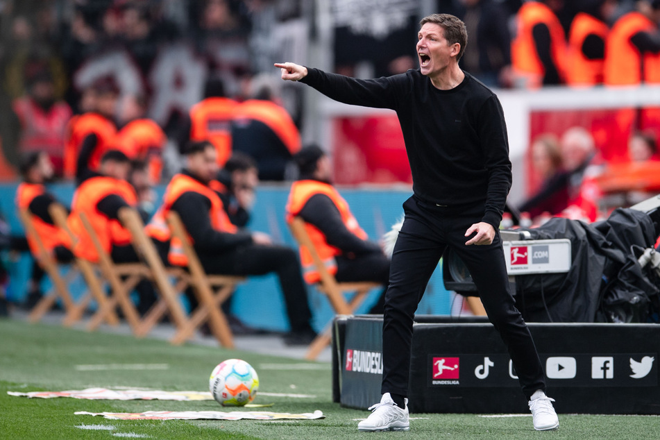 Eintracht Frankfurts Cheftrainer Oliver Glasner (48) hat weiterhin nicht entschieden, wie seine Zukunft aussehen wird, und lässt Eintracht-Verantwortliche sowie die Fans zappeln.