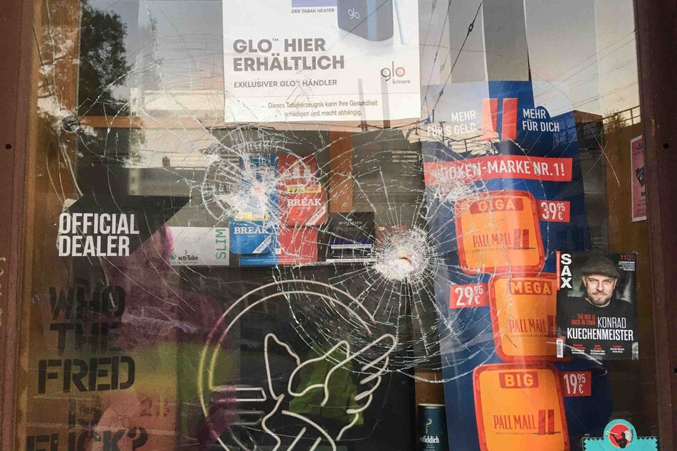 Die Schaufensterscheiben sind deutlich gezeichnet vom nächtlichen Angriff.