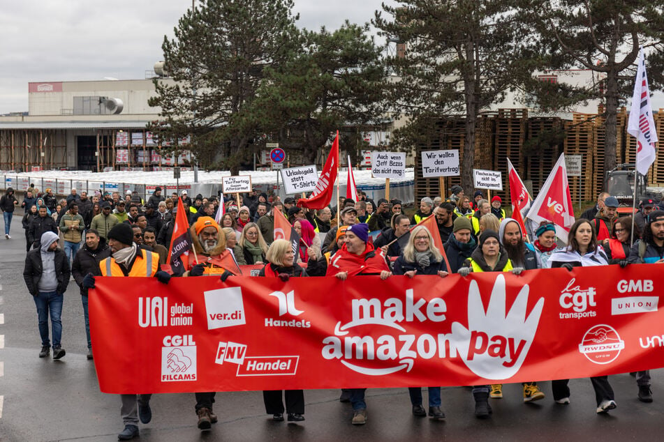 Rund 550 Protestierende zogen am sogenannten Black Friday über das Amazon-Gelände in Bad Hersfeld.