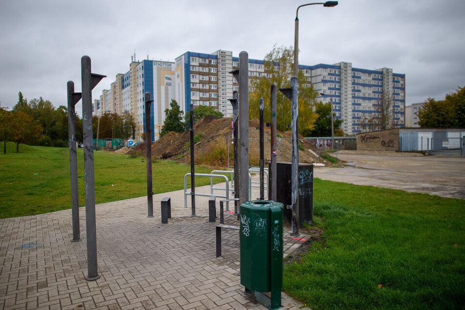 Von einem Pavillon auf einem Spielplatz in Magdeburg ist nur noch das Gerippe übrig, der Rest ist abgebrannt.