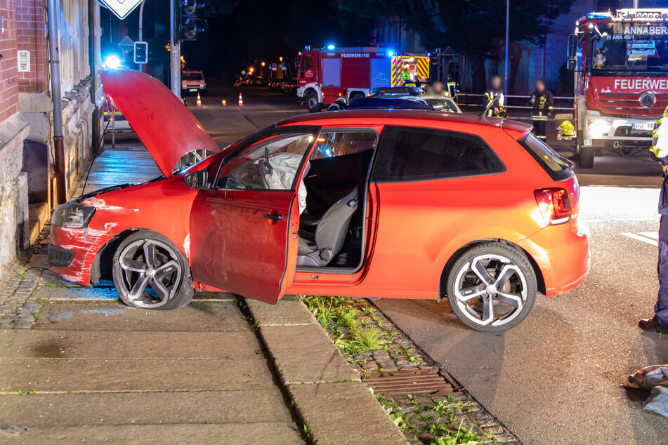 In Annaberg-Buchholz krachte ein VW Polo gegen eine Hauswand.