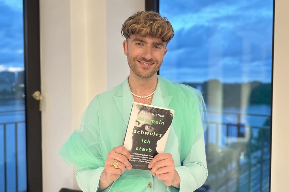 Erstes genderfluides Model und Autor Felix Nieder (30) aus Elmshorn launchte am Mittwoch seine Autobiografie "Als mein schwules Ich starb" in Hamburg.