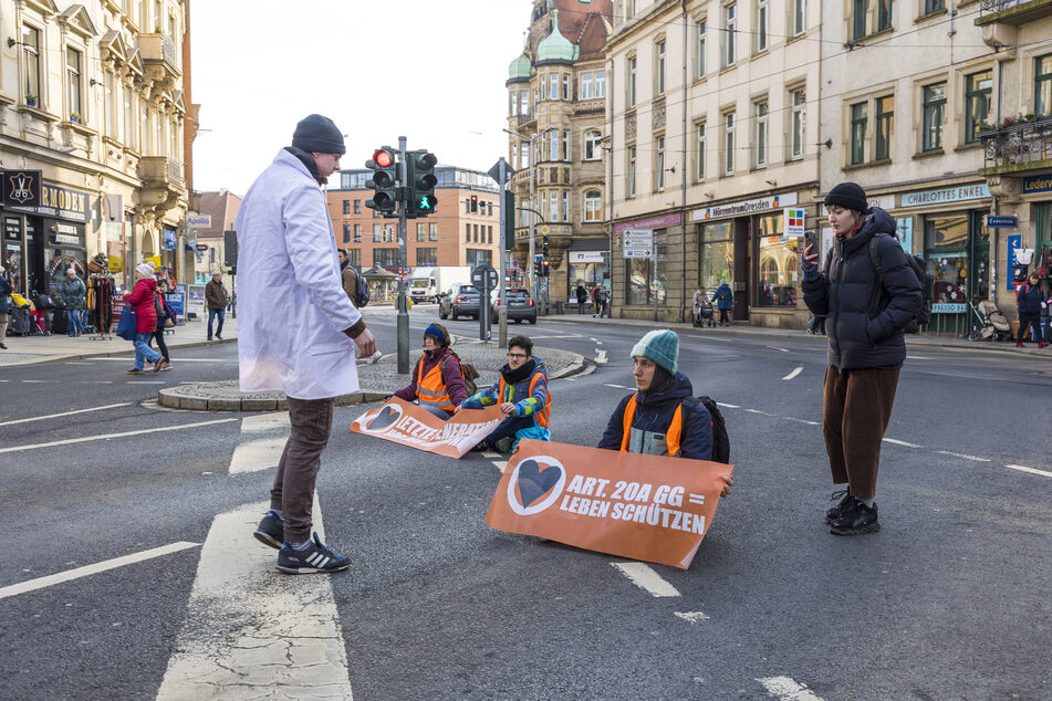Die Klimaaktivisten stoßen in der Bevölkerung, wie hier am Dresdner Schillerplatz, meist auf Ablehnung.