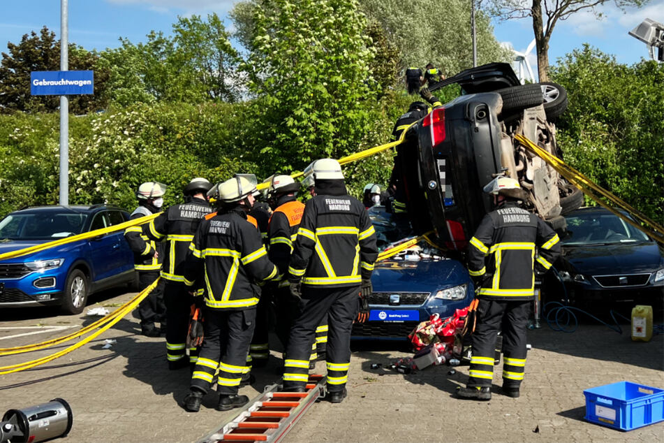 Der Wagen des 55-Jährigen landete in Schräglage auf den geparkten Fahrzeugen eines Autohändlers. Die Feuerwehr musste den Fahrer befreien.