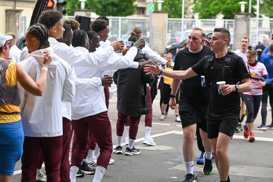 Rund 1800 Menschen beteiligten sich in diesem Jahr in Leipzig am Wings for Life World Run. Da die Strecke durch die Red Bull Arena führte, beteiligten sich auch die RB-Spieler.