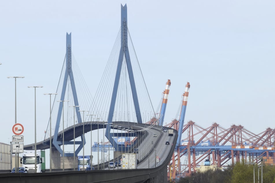 Am Wochenende müssen Schweißarbeiten an der Brücke abgeschlossen werden.