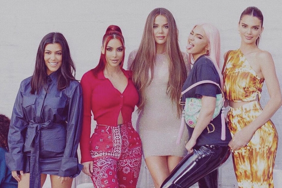 Kim Kardashian (second to l.) poses with her sisters (from l. o r.): Kourtney Kardashian, Khloé Kardashian, Kylie Jenner, and Kendall Jenner.