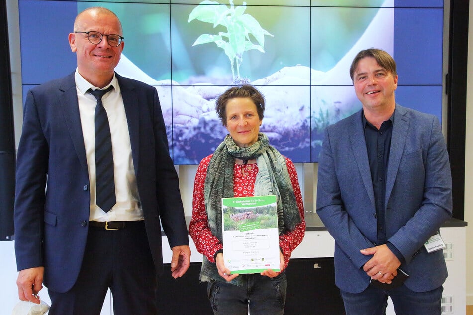 Gerald Heinze vom Kultusministerium (l.) und der Chef der Sächsischen Landesvereinigung für Gesundheitsförderung beglückwünschten Kita-Leiterin Simone Hartmann (49) für den Wettbewerbserfolg.