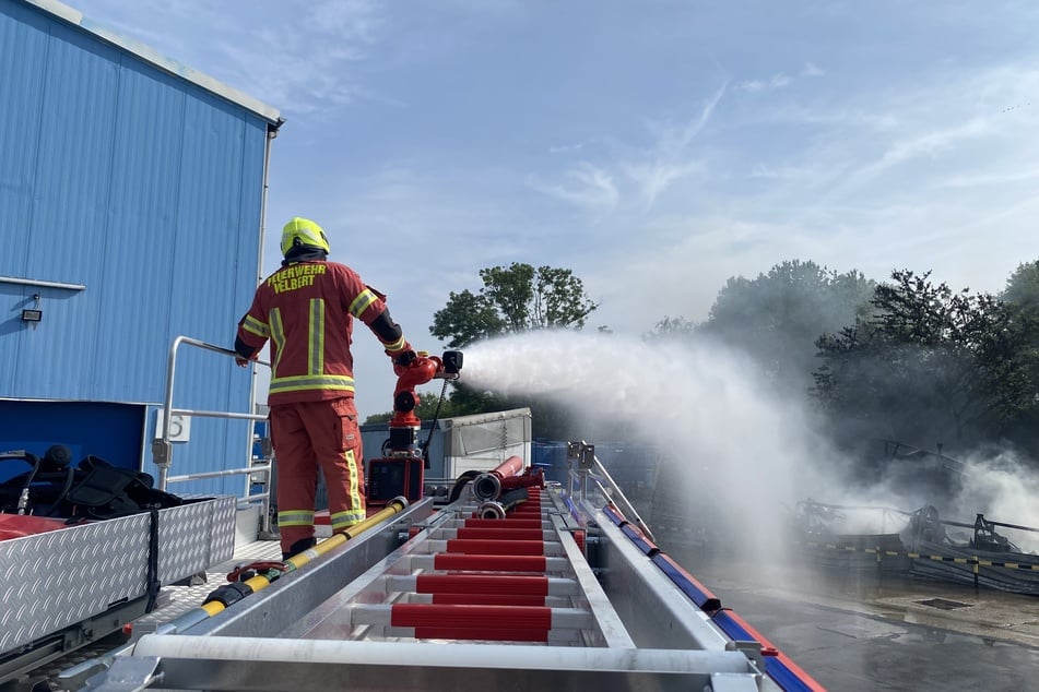 Die Feuerwehr setzte bei ihren Löscharbeiten unter anderem einen Wasserwerfer ein.