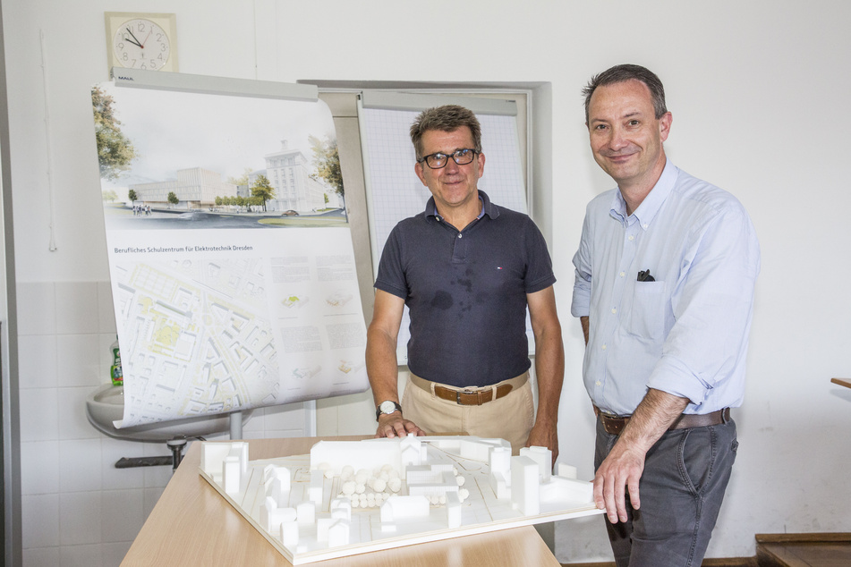 BSZ-Schulleiter Bernd Petschke (61, l.) und Bildungsbürgermeister Jan Donhauser (51, CDU) präsentieren ein Modell des neuen Campus.