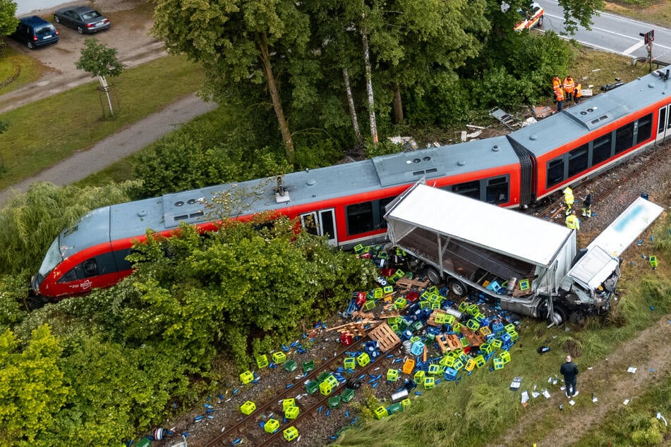 Regionalzug kracht in Lkw und entgleist: Strecke bleibt vorerst gesperrt
