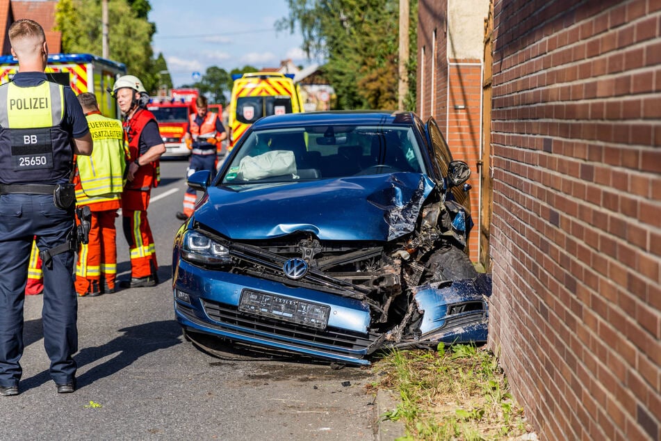 Auto kracht frontal in Hauswand: Mehrere Verletzte, lange Staus
