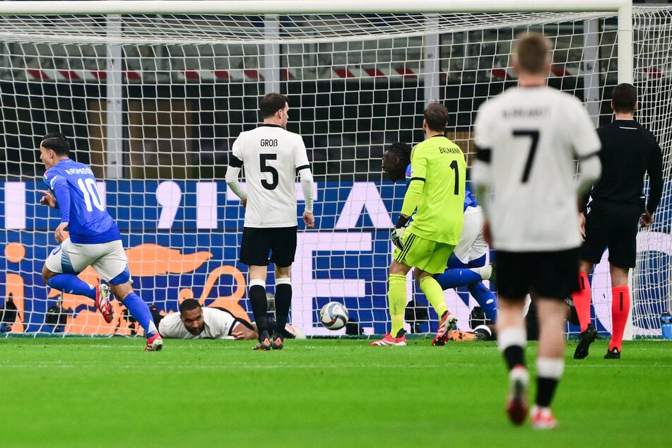 Sandro Tonali (l.) dreht ab, nachdem er sein Team in Führung gebracht hat.