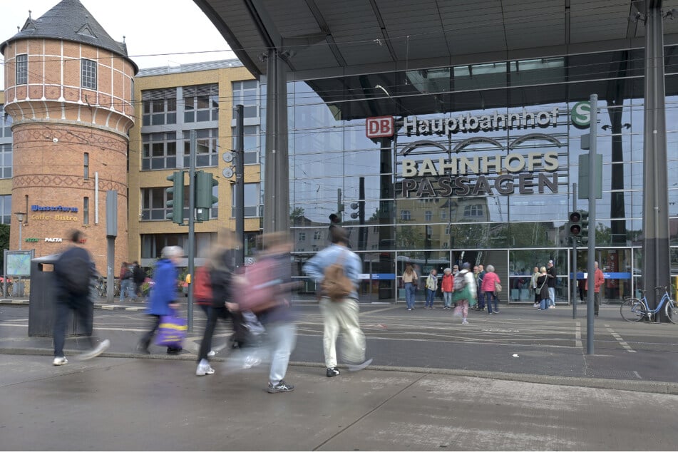 Der Mann soll die Frau am Potsdamer Hauptbahnhof bestohlen haben. (Archivbild)