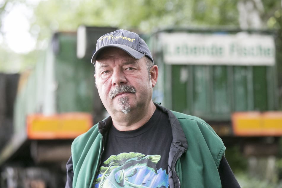Armin Kittner (58) bewirtschaftet 46 Teiche in der Oberlausitz. Der Wassermangel ist nicht seine einzige Sorge. Bei Niedrigwasser können Fressfeinde wie Kormorane und Reiher auch leichter Beute machen in den Zuchtgewässern.