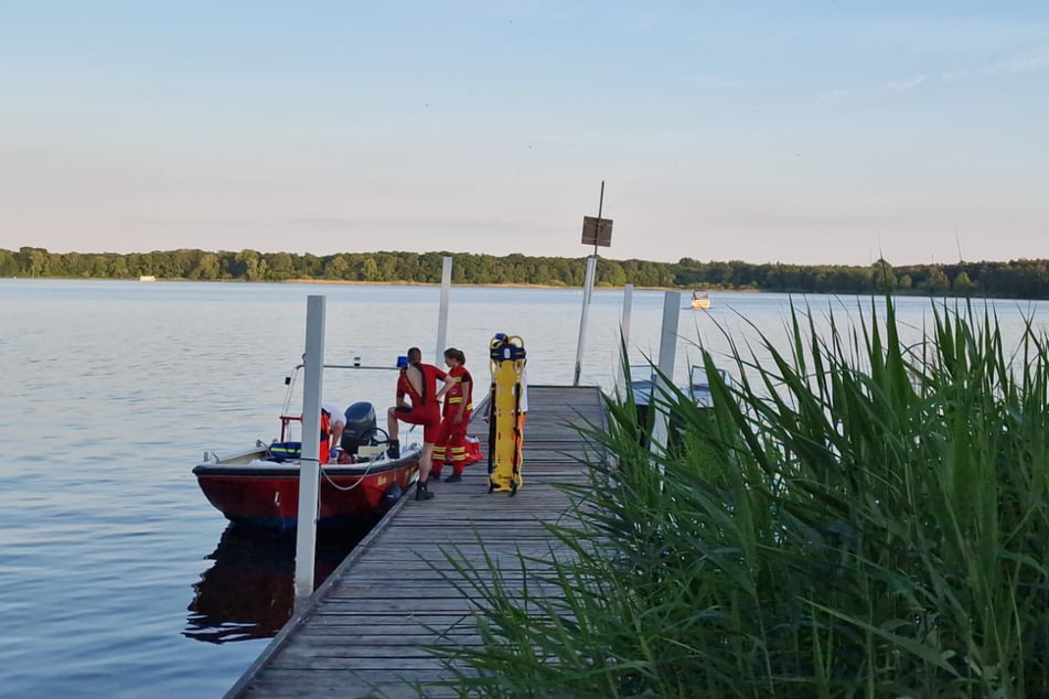 Tragisches Badewochenende in Brandenburg: Mann (†53) will See durchschwimmen und stirbt