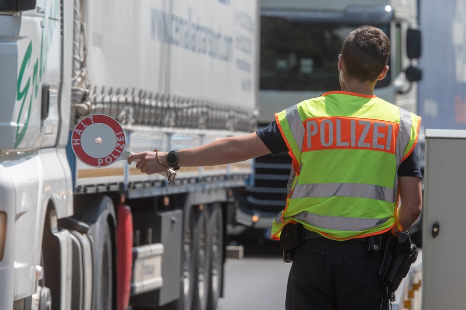 Bundespolizisten haben bei einer Kontrolle auf der A15 25 geschleuste Menschen entdeckt (Symbolbild).