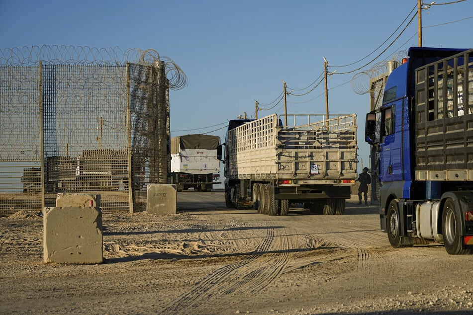 Mehrere Lastwagen mit humanitären Hilfsgütern überqueren den Grenzübergang Erez im Süden Israels in den Gazastreifen.