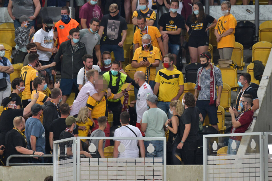 Um diese Szene geht es: Ein Dynamo-"Fan" pöbelte Toni Leistner (32, M.) nach dem Pokalspiel von Dynamo gegen den HSV am 14. September 2020 an und beleidigte unter anderem seine schwangere Frau. Der Profi kletterte auf die Tribüne und schnappte sich den Mann.