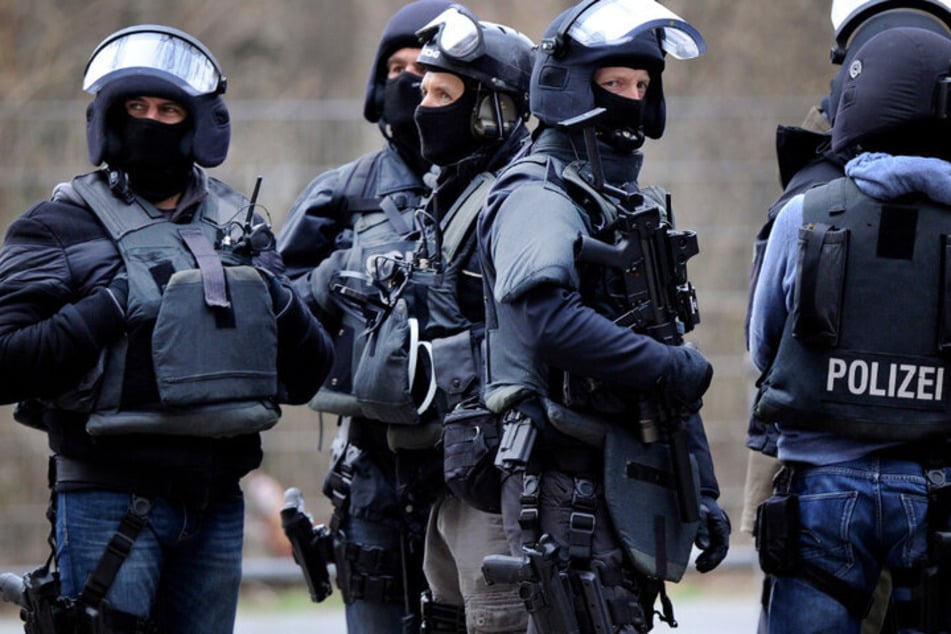 SEK-Einsatz in Magdeburg: Mann attackiert Polizei mit Baseballschläger!
