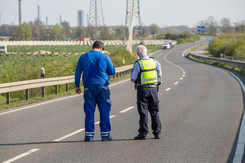 Polizei und Feuerwehr sicherten die Straße ab, der Netzbetreiber kümmerte sich um die Starkstromleitung und die Folie.