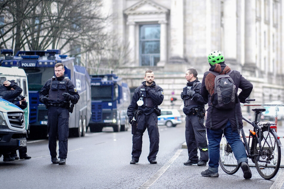 Polizisten sichern das Gelände rund um den Reichstag.