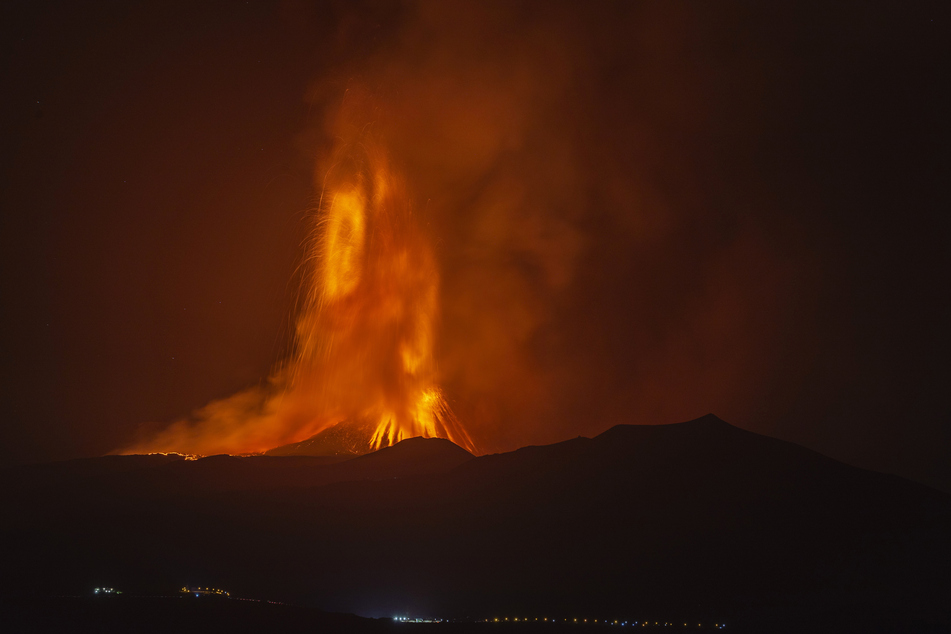 Etna estalló: ¡fuego y lava se unen a los incendios forestales en Sicilia!