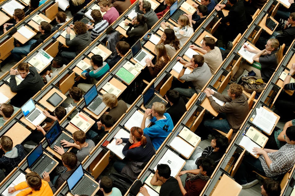 Mehrere Hochschulen in NRW unterstützen Studierende finanziell (Archivbild).