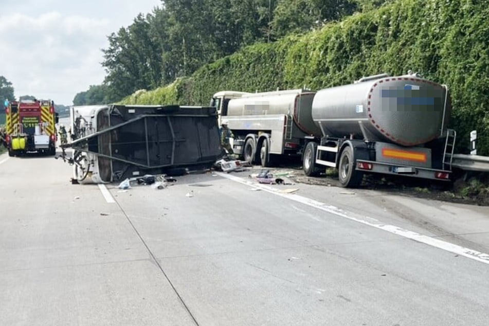 Der Wohnwagen des Unfallautos liegt auf der Seite.