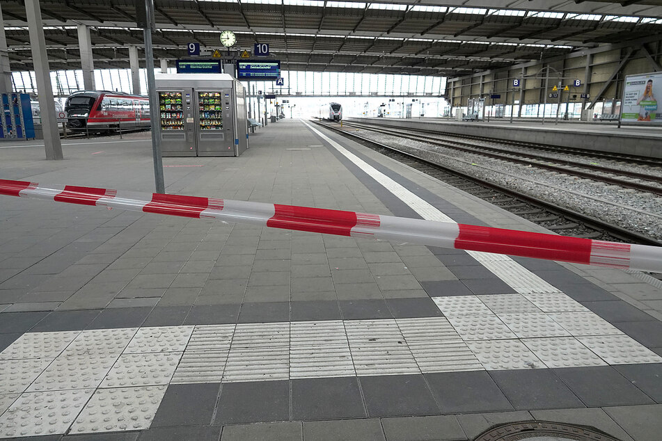 Mehrere Gleise mussten am Freitagvormittag im Chemnitzer Hauptbahnhof gesperrt werden - ein herrenloser Rucksack hatte für Aufregung gesorgt.
